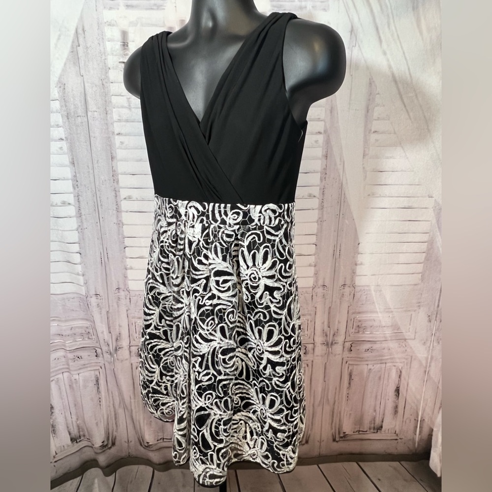 Nwt R&M Richards size 12 Wedding Guest, Mother of Bride or Groom Dress Slimming